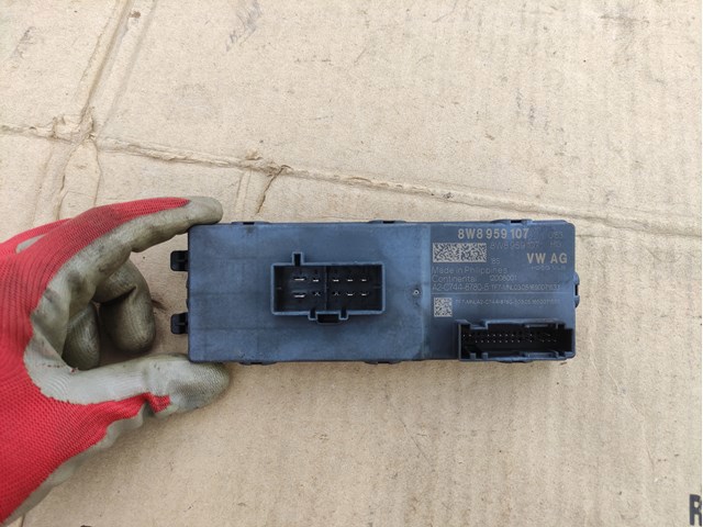 ЭБУ открытия крышки багажника/двери 3-й (5-й) 8W8959107 VAG