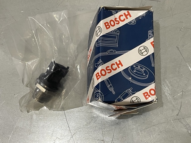0281002930 BOSCH Датчик давления топлива купить в Ровно