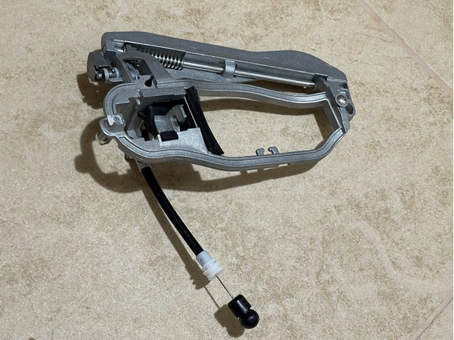BMW 51218243616 Держатель наружной ручки двери передней правой в наличии Каменское