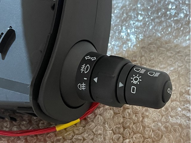Левый подрулевой переключатель 7701057090 RENAULT