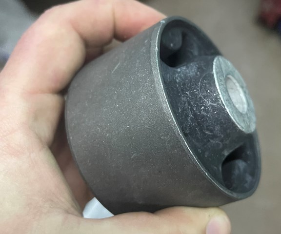 Рычаг/тяга задней подвески продольный нижний, правый 96626482 GM