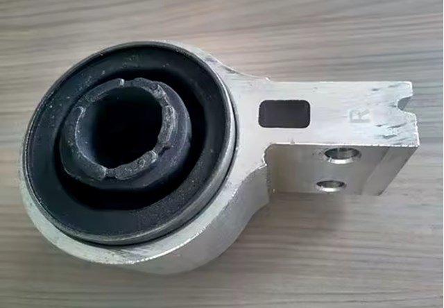 Сайлентблок переднего нижнего рычага BB5Z3C403A FORD