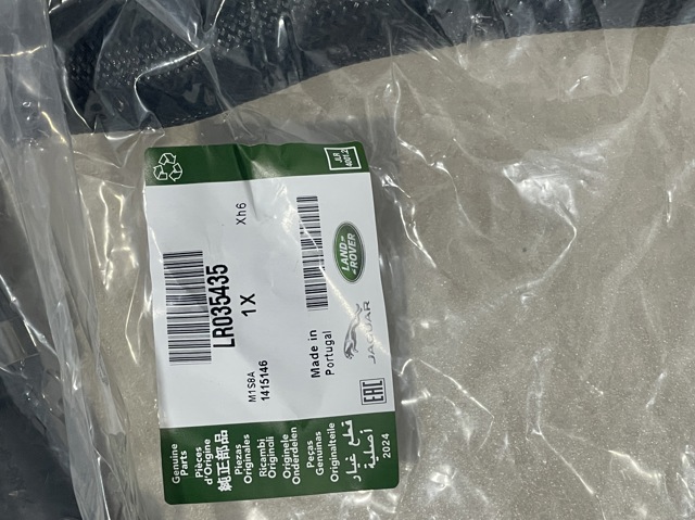 Шланг расширительного бачка, нижний LR035435 LAND ROVER
