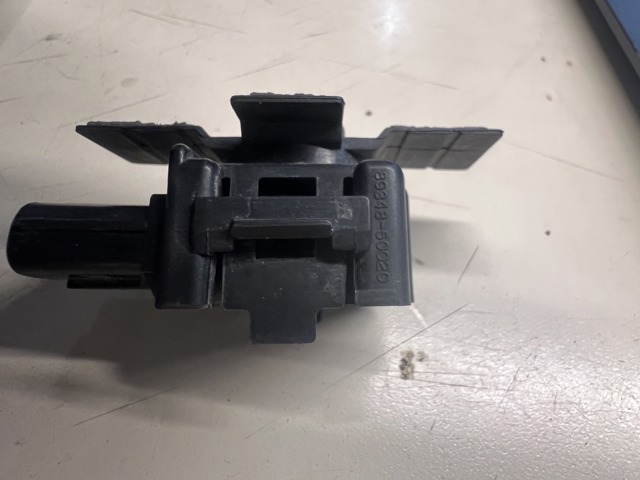 8934850020 TOYOTA Кронштейн датчика парктроника передний боковой купить в Киев