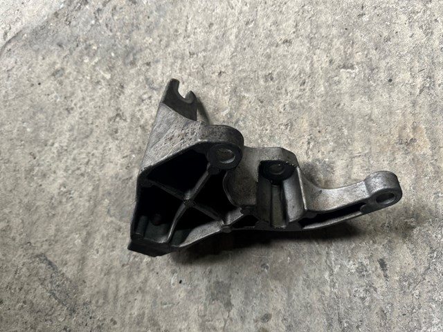 Кронштейн подушки КПП, правый AV617M125AA FORD