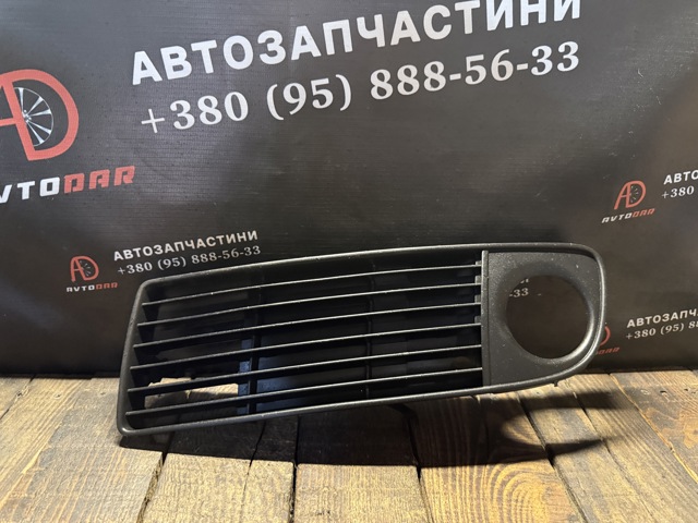 Заглушка противотуманок, левая 4B0807681S VAG