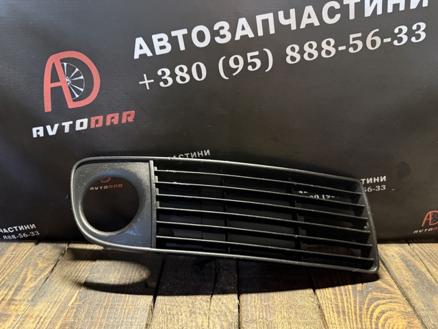 Заглушка, решетка противотуманных фар бампера переднего, правая 4B0807682S VAG