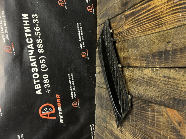 Решетка бампера переднего правая 51117200700 BMW