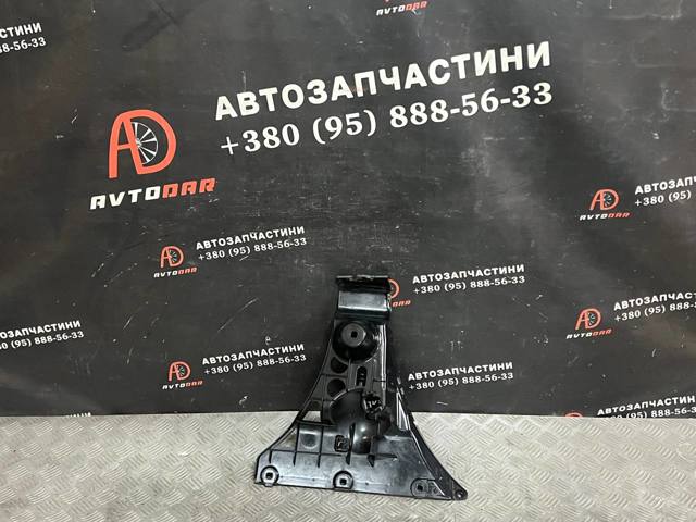 Кронштейн бампера заднего, внешний правый 51127033716 BMW