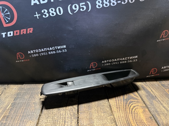 Кнопка стеклоподъемника передняя правая 809600018R RENAULT