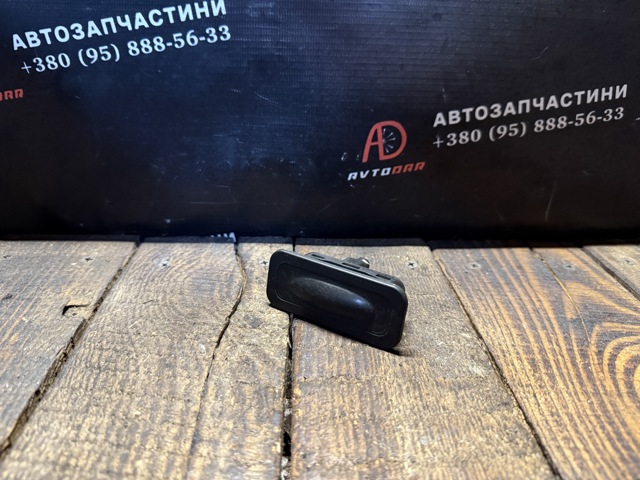 Кнопка привода замка крышки багажника (двери 3/5-й (ляды) 8200076256 RENAULT