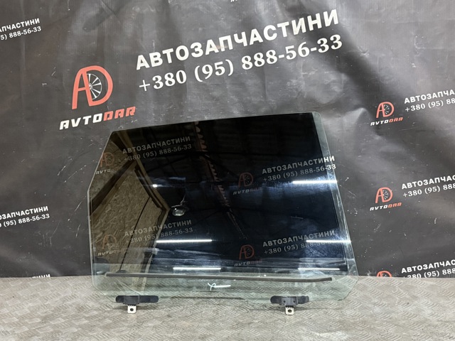 Стекло задней двери, правой 823000010R RENAULT