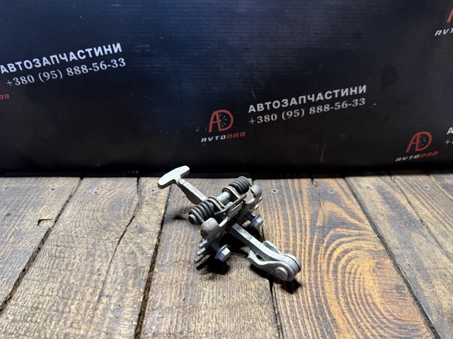 Ограничитель открывания задней двери 824309533R RENAULT