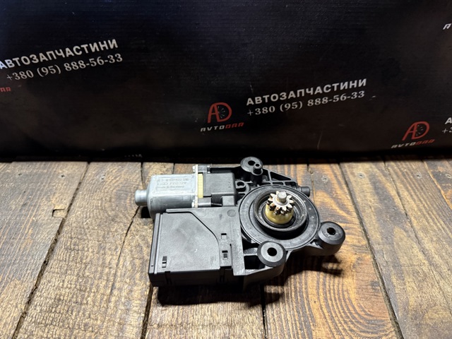 827303178R Мотор стеклоподъемника двери задней правой купить Николаев