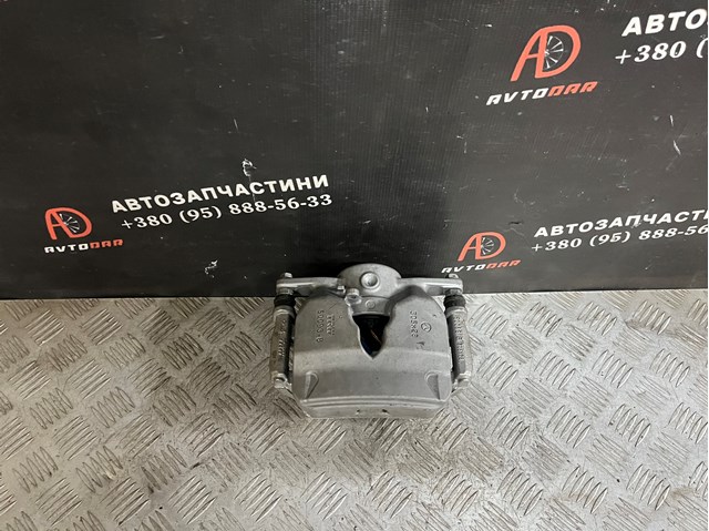 Суппорт тормозной передний правый A2054210281 MERCEDES