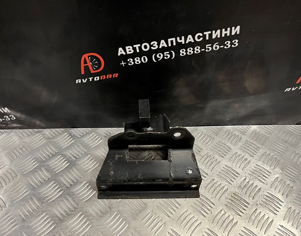 Кронштейн подушки (опоры) двигателя, левой KKU000430 LAND ROVER