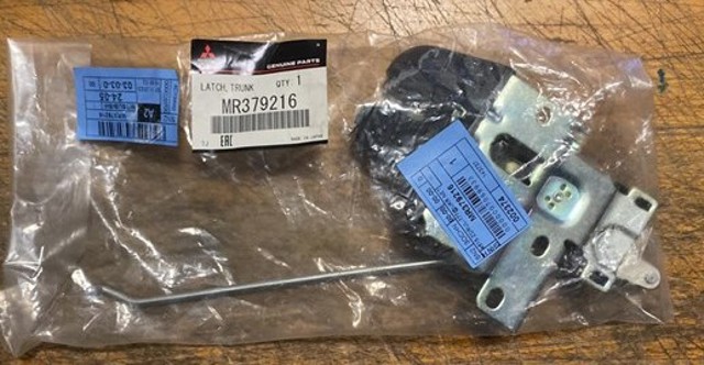 Замок пятой двери MR379216 MITSUBISHI