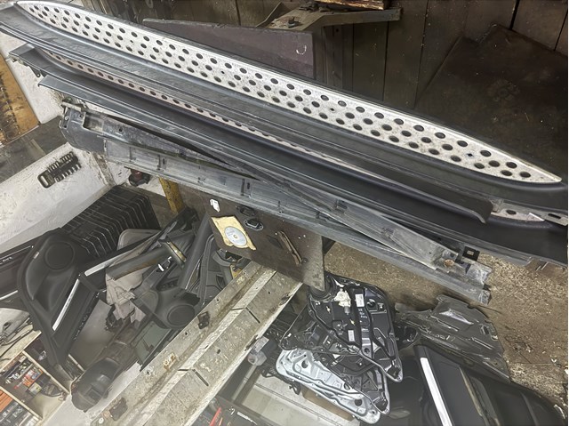 Накладка на порог правая 1646901475 MERCEDES