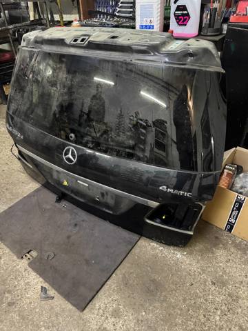 Заднее автостекло 1667400857 MERCEDES