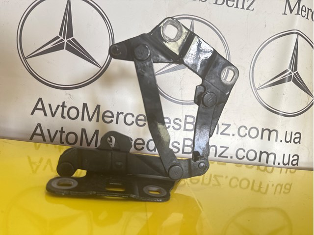 Правая петля капота  1668800028 MERCEDES