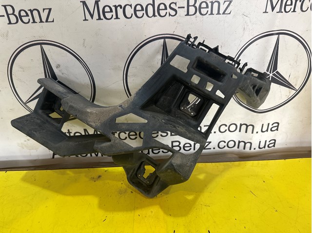 Крепление бамера правое 1668850465 MERCEDES