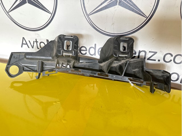 Правый кронштейн крепления бампера заднего 2058850465 MERCEDES