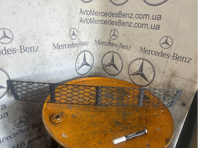 Центральная решетка переднего бампера 2118850122 MERCEDES
