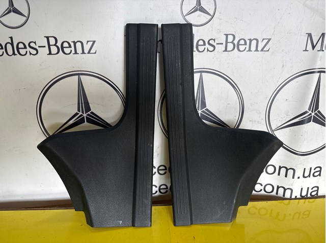 Накладка дверного порога внутренняя, задняя правая 2126860636 MERCEDES