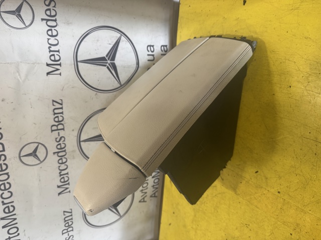 Подлокотник переднего сиденья A1666800819 MERCEDES