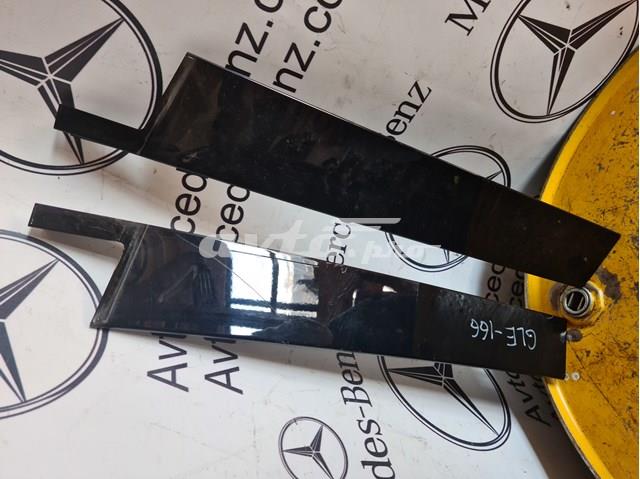 Накладка задней двери, правой, вертикальная A1666900487 MERCEDES