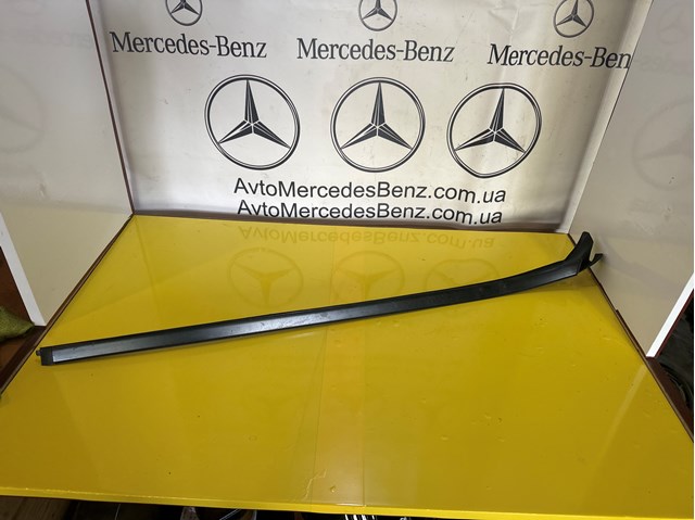 Правый молдинг ветрового стекла A1666901280 MERCEDES