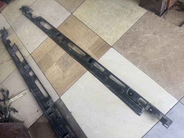 Кронштейн наружной накладки порога левой A1666980127 MERCEDES