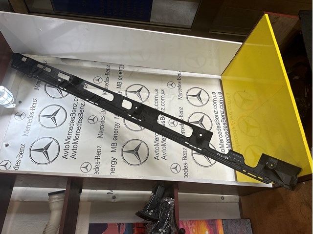 Кронштейн наружной накладки порога правой A1666980227 MERCEDES