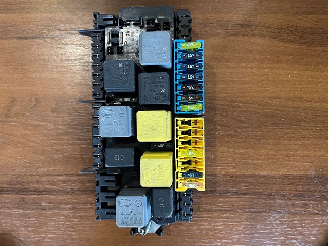Блок реле и предохранителей A1669068201 MERCEDES