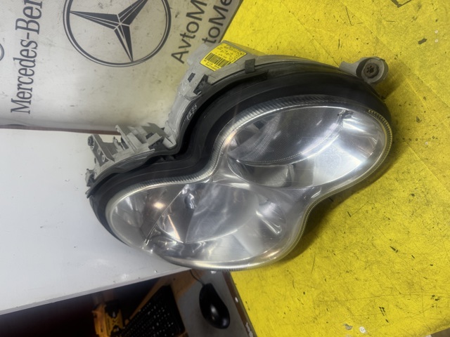 MERCEDES A2038203261 Правая фара в наличии Житомир