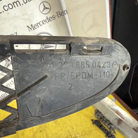 MERCEDES A2038850423 Решетка бампера в наличии Одесса