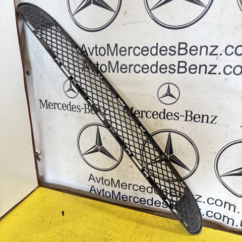 Центральная решетка переднего бампера A2038850423 MERCEDES