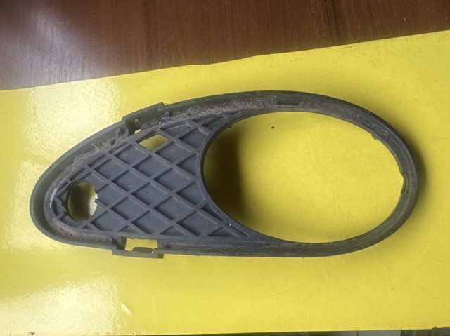 Решетка бампера переднего левая A2038850523 MERCEDES