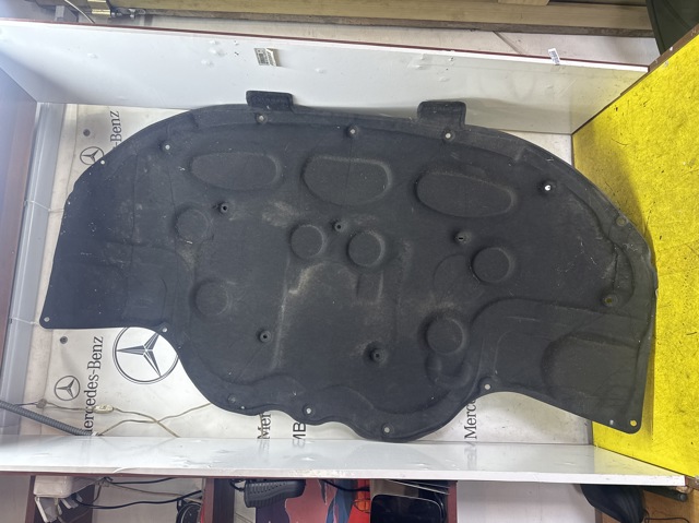 Подкладка-капот A2046820626 MERCEDES