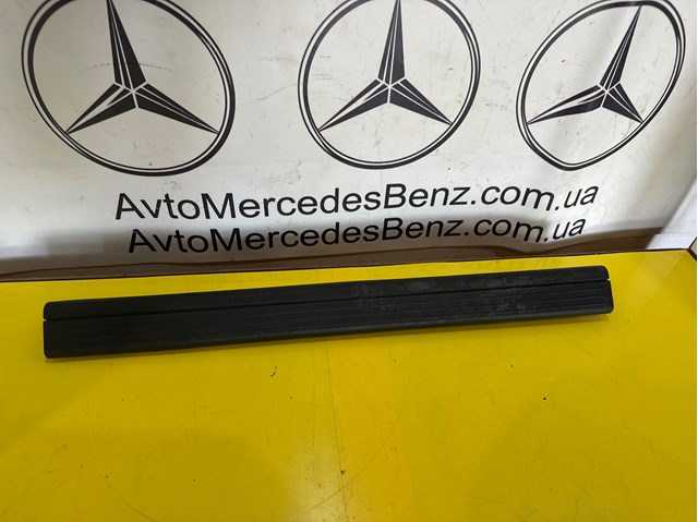 Накладка дверного порога внутренняя, передняя правая A2046860036 MERCEDES