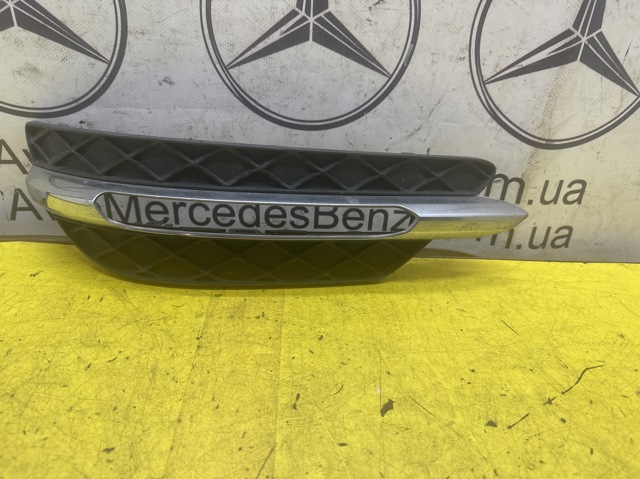 Заглушка ПТФ бампера переднего левая A2048803224 MERCEDES