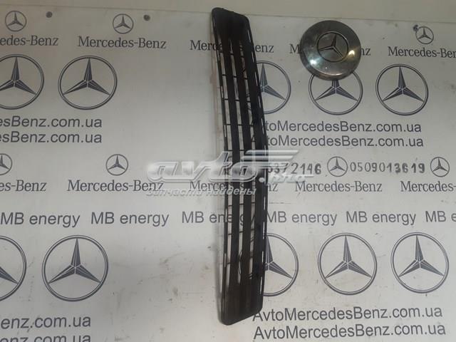 MERCEDES A2048850023 Решетка бампера в наличии Киев