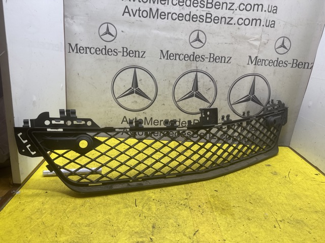 Решетка бампера переднего центральная A2048851324 MERCEDES