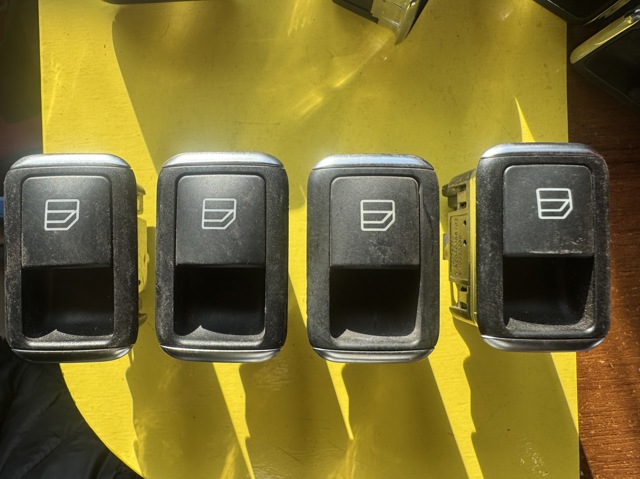 Кнопка подъемника переднего правого стекла A2049058202 MERCEDES