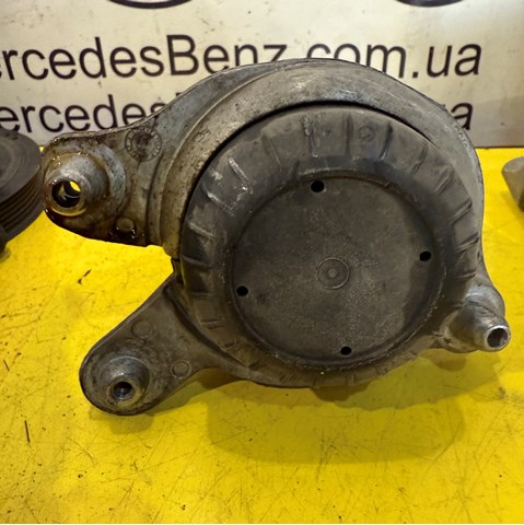 Подушка (опора) двигателя, правая передняя A2052400300 MERCEDES