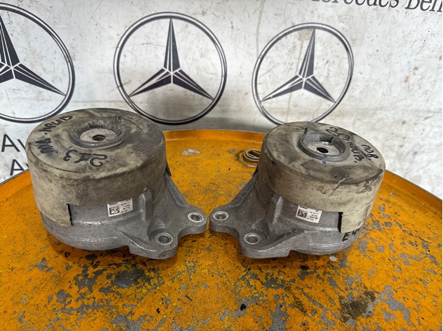 Левая опора двигателя A2052401000 MERCEDES