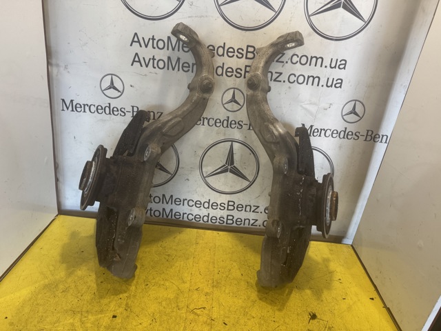 Цапфа (поворотный кулак) передний правый A2053323800 MERCEDES