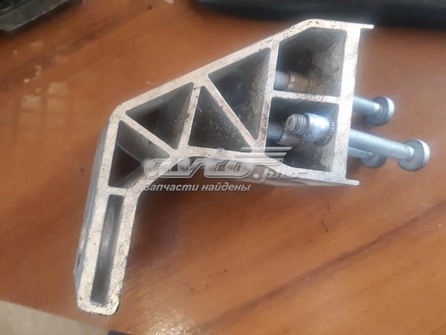 Кронштейн радиатора нижний A2055014120 MERCEDES