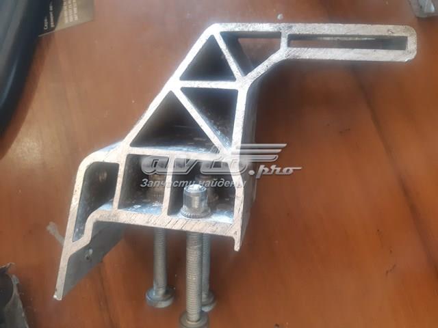 Кронштейн радиатора нижний A2055014220 MERCEDES