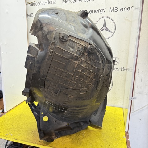 Подкрылок переднего крыла, правый передний A2056903401 MERCEDES